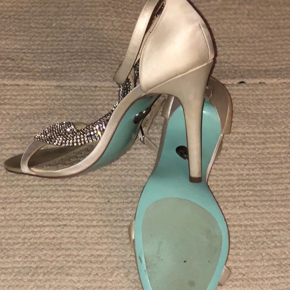 Betsey Johnson Ivory Heels 👠 9.5 - Picture 2 of 3